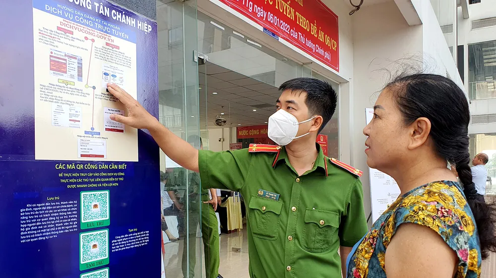 Công an TPHCM hỗ trợ người dân đăng ký tài khoản dịch vụ công trực tuyến, tài khoản định danh điện tử