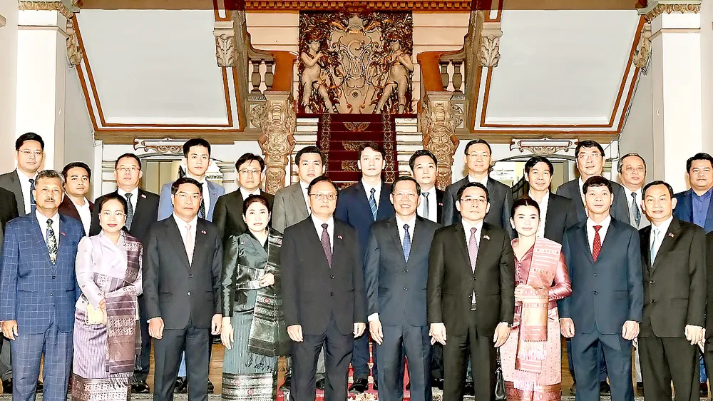 Chủ tịch UBND TPHCM Phan Văn Mãi tiếp đoàn đại biểu cấp cao các địa phương Lào. Ảnh: VIỆT DŨNG