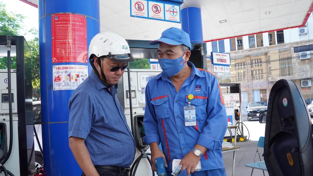 Khách hàng đổ xăng tại một cây xăng ở Hà Nội. Ảnh: QUANG PHÚC