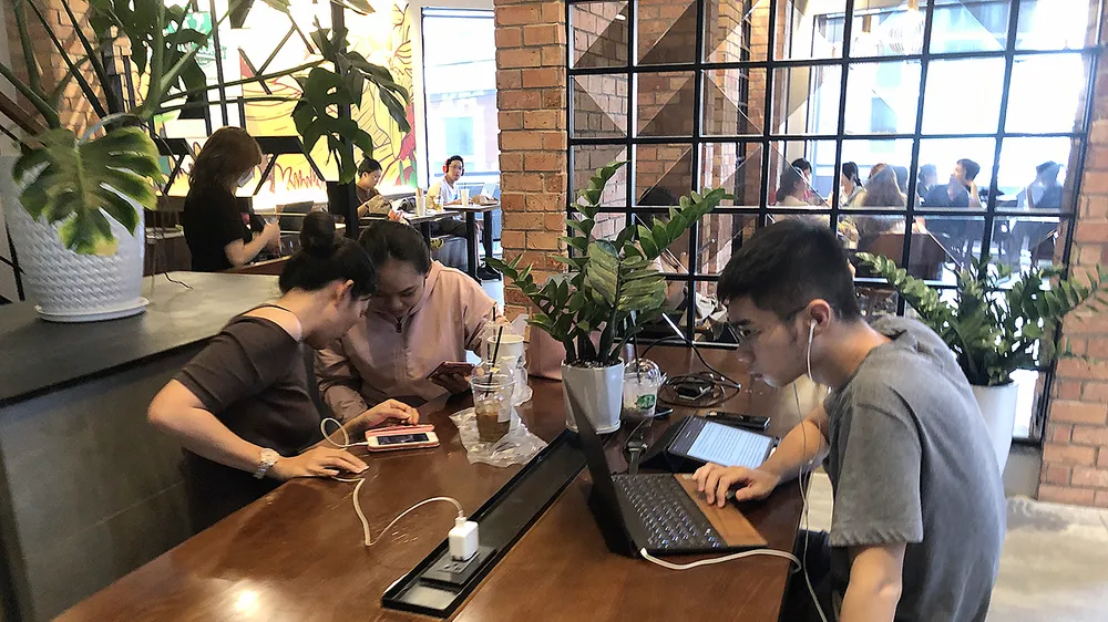 Nhiều bạn trẻ thích ngồi làm việc ở quán cà phê
