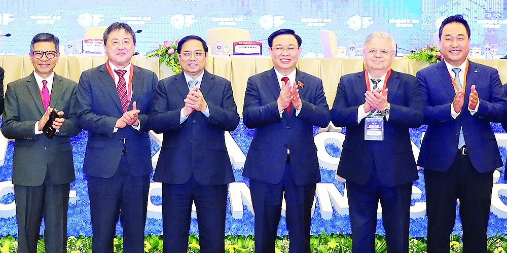 Thủ tướng Phạm Minh Chính và Chủ tịch Quốc hội Vương Đình Huệ cùng các đại biểu dự diễn đàn. Ảnh: QUANG PHÚC
