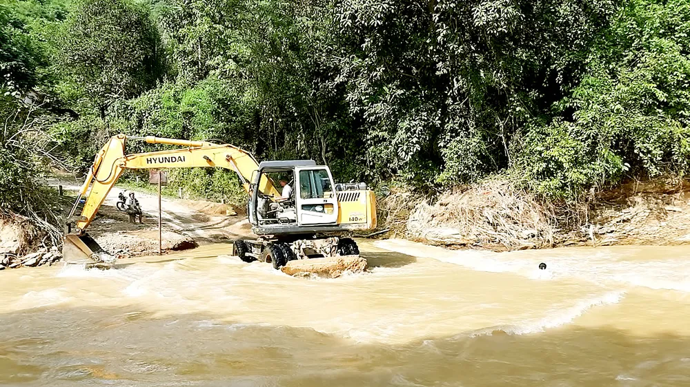 Khắc phục một điểm sạt lở để thông đường vào các bản bị cô lập ở huyện Kỳ Sơn