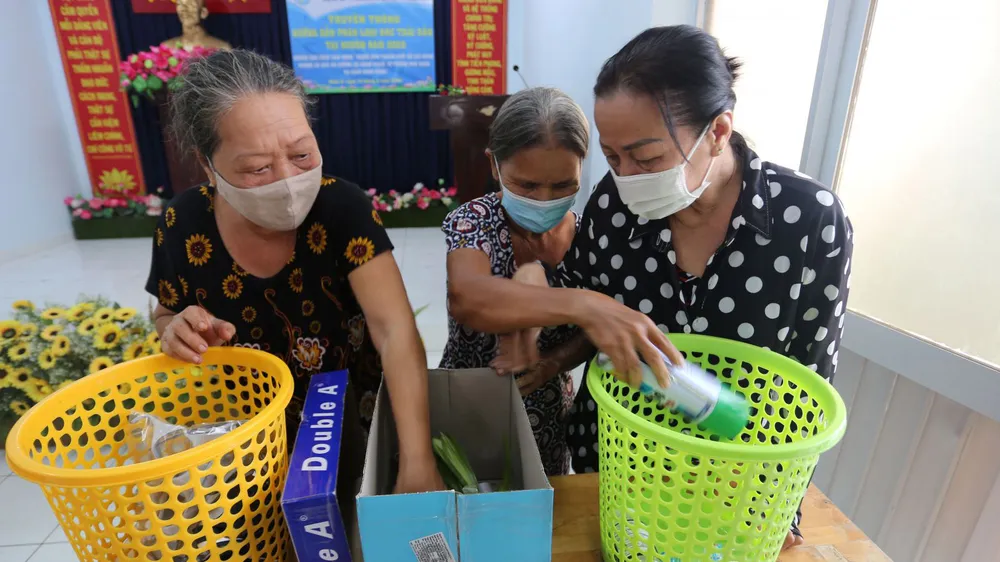 Công ty Citenco tổ chức trò chơi phân loại chất thải rắn sinh hoạt bằng rác thật