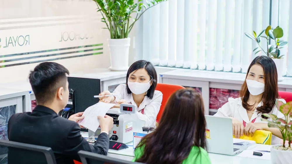 Phụ huynh Trường TH-THCS-THPT Hoàng Gia (quận 7) đóng học phí và phí đầu năm cho con