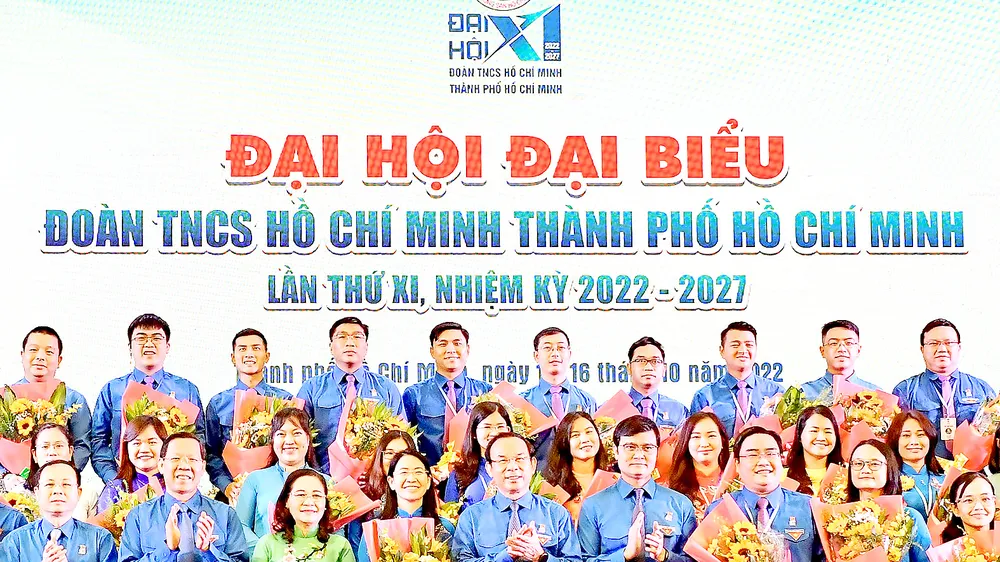 Các đồng chí lãnh đạo TPHCM và Trung ương Đoàn chúc mừng Ban Chấp hành Đoàn TNCS Hồ Chí Minh TPHCM khóa XI. Ảnh: VIỆT DŨNG