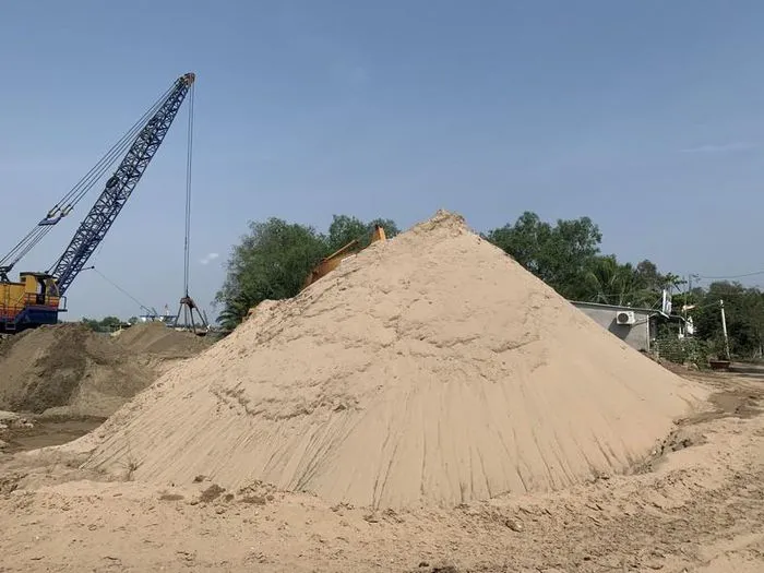 Bãi tập kết cát lấn chiếm đê bao