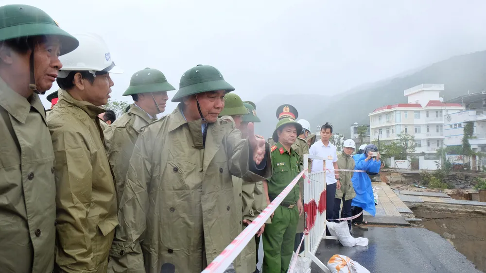 Chủ tịch nước Nguyễn Xuân Phúc kiểm tra thực địa công tác khắc phục mưa lũ tại TP Đà Nẵng. Ảnh: QUỐC HÙNG