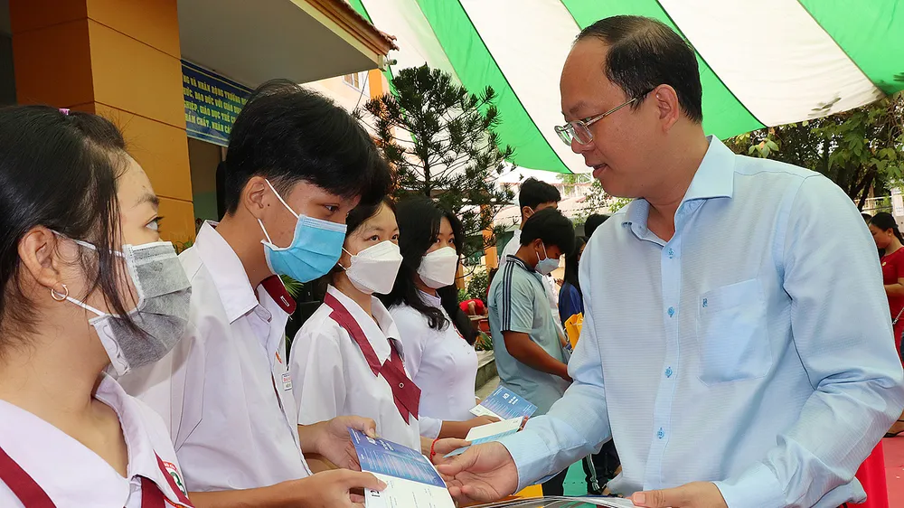 Phó Bí thư Thành ủy TPHCM Nguyễn Hồ Hải trao học bổng là sổ tiết kiệm đến học sinh khó khăn