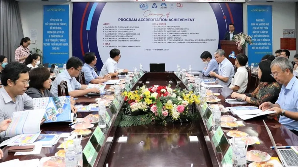 Các chuyên gia tham dự hội thảo “Quốc tế hóa giáo dục đại học thông qua kiểm định” tại Trường ĐH Bách khoa (ĐH Quốc gia TPHCM) ngày 14-10