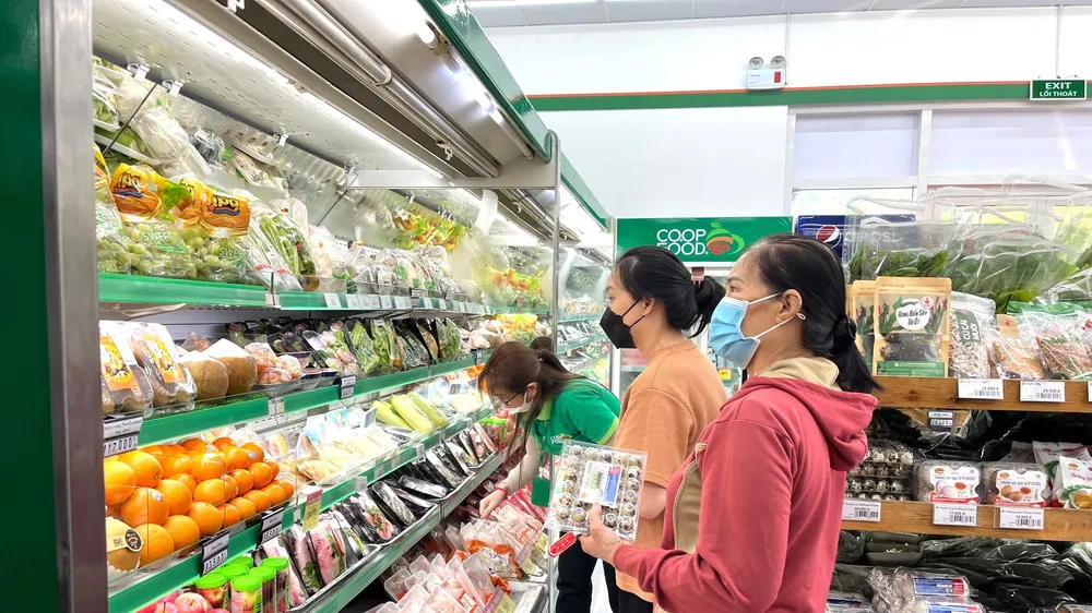 Người dân mua sắm tại Co.op Food