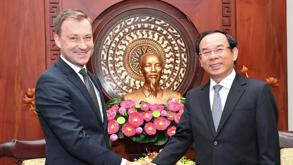 Bí thư Thành ủy TPHCM Nguyễn Văn Nên tiếp Tổng Lãnh sự Belarus Ruslan Varankou. Ảnh:VIỆT DŨNG
