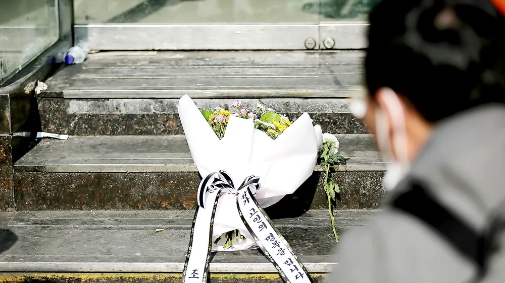 Đặt hoa tưởng niệm các nạn nhân thiệt mạng trong vụ giẫm đạp tại Seoul, Hàn Quốc, ngày 30-10