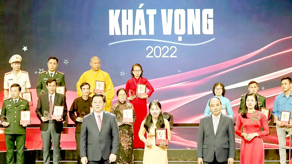 Chủ tịch nước Nguyễn Xuân Phúc cùng Trưởng Ban Tuyên giáo Trung ương Nguyễn Trọng Nghĩa trao tặng chân dung "Chủ tịch Hồ Chí Minh" và biểu trưng tôn vinh các điển hình tiêu biểu. Ảnh: TTXVN