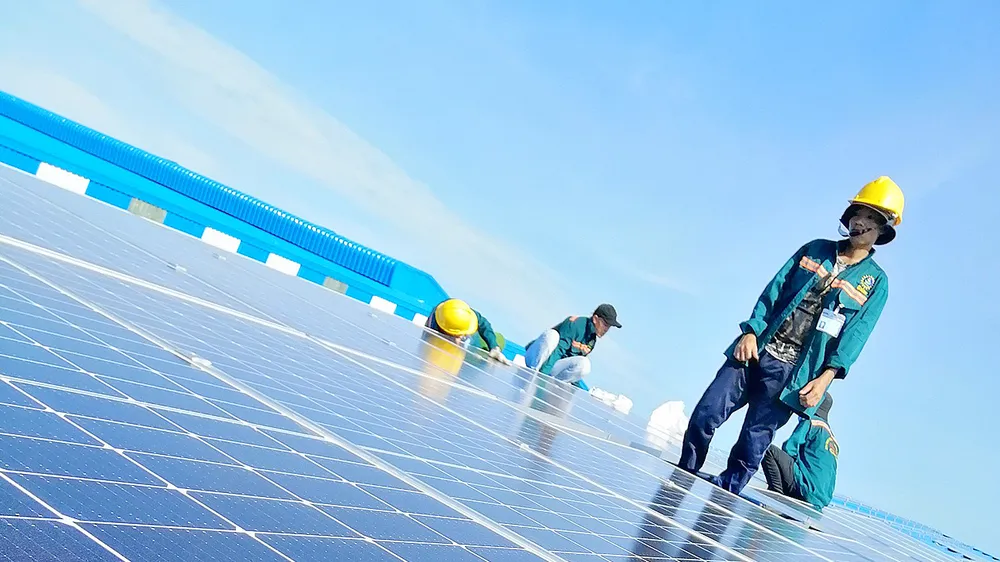 Việc thi công điện mặt trời mái nhà rất đơn giản, nhưng hồ sơ thủ tục khá nhiêu khê. Ảnh: XUÂN TRUNG