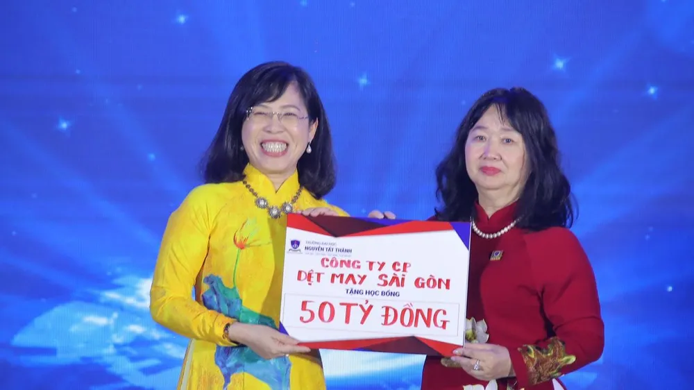 Doanh nghiệp tặng 50 tỷ đồng vào Quỹ học bổng cho sinh viên Trường ĐH Nguyễn Tất Thành