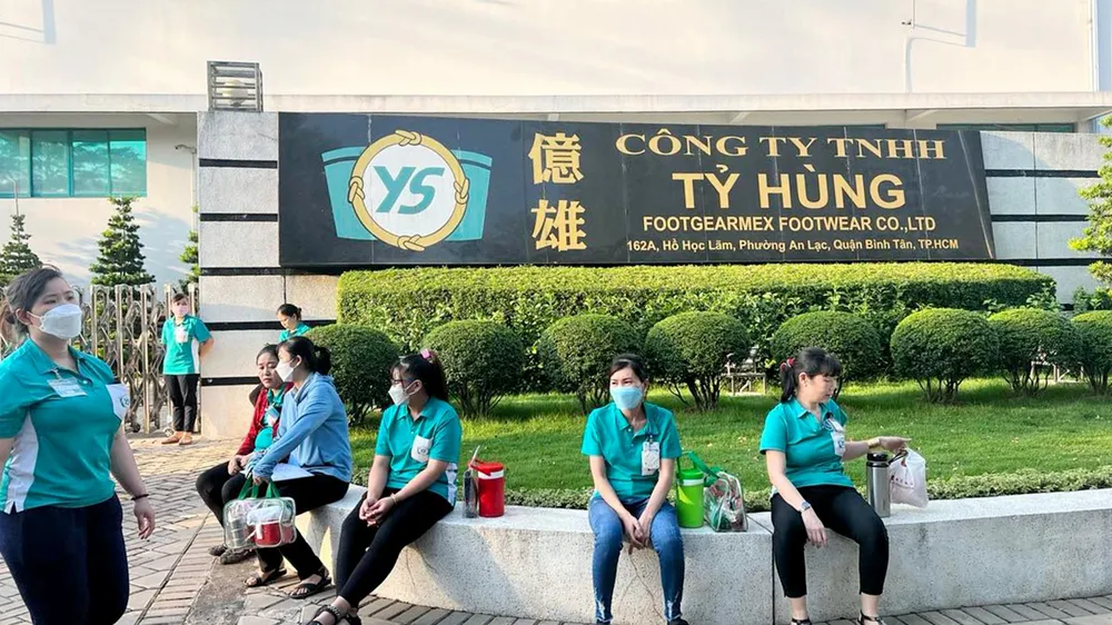 Công nhân Công ty TNHH Tỷ Hùng lo lắng khi bị chấm dứt hợp đồng lao động. Ảnh: NGÔ BÌNH