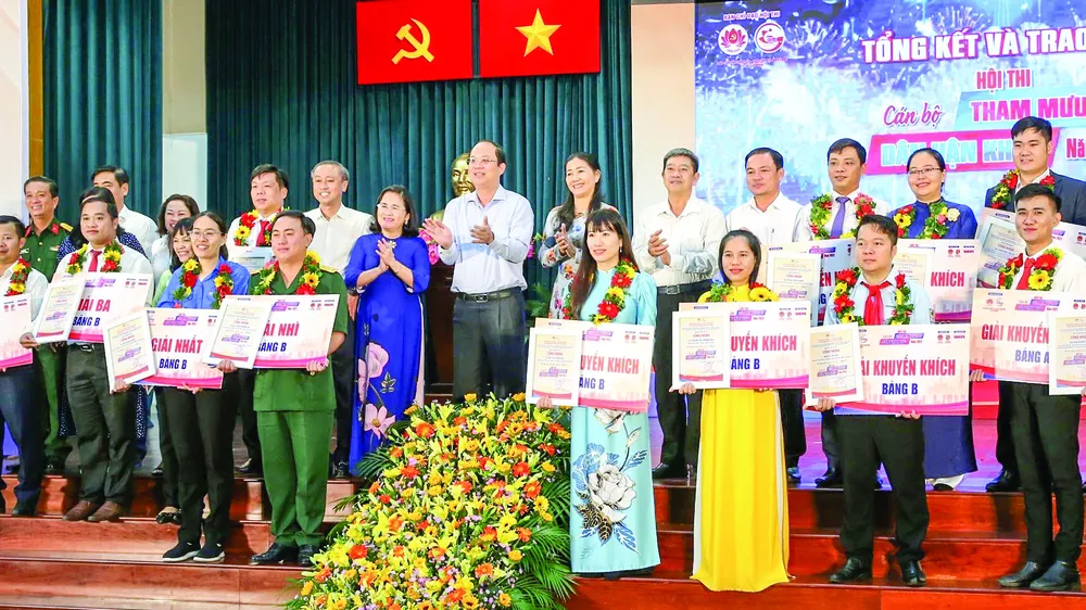 Phó Bí thư Thành ủy TPHCM Nguyễn Hồ Hải chúc mừng các thí sinh đoạt giải