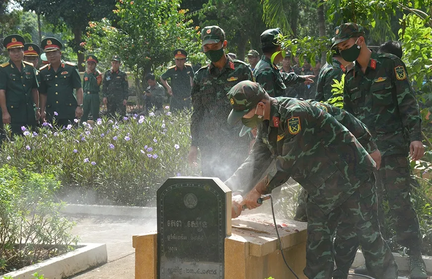 Bộ Quốc phòng Việt Nam - Campuchia phối hợp cất bốc 49 hài cốt liệt sĩ 