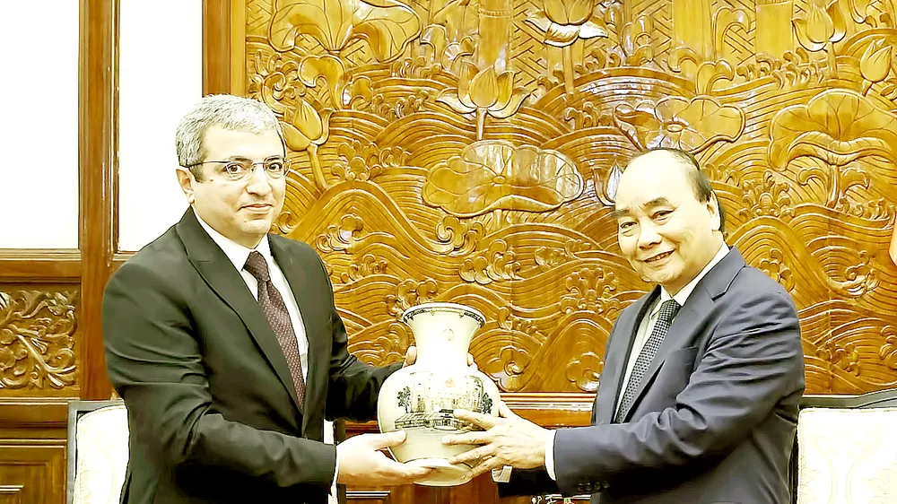 Chủ tịch nước Nguyễn Xuân Phúc trao quà tặng Đại sứ Azerbaijan Shovgi Kamal Oglu Mehdizade trong buổi trình Quốc thư
