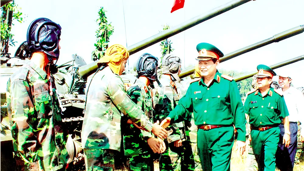 Đồng chí Nguyễn Thành Cung kiểm tra công tác sẵn sàng chiến đấu của các đơn vị