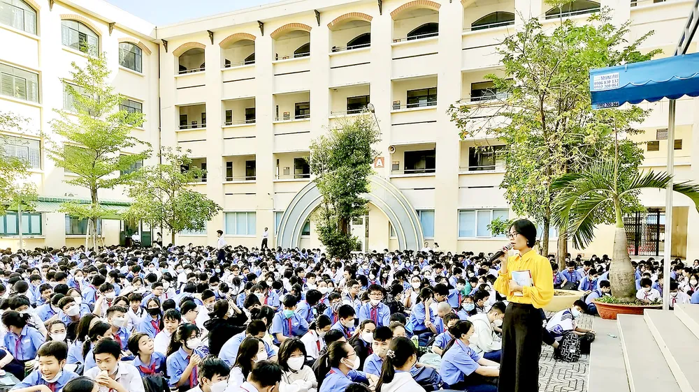 Nhà văn Phương Huyền truyền cảm hứng đọc sách đến các em nhỏ tại Ngày hội đọc sách ở quận 6 (TPHCM)