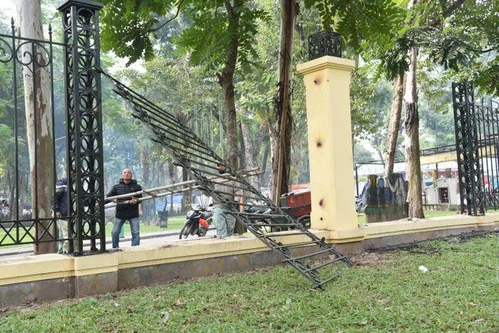 Hà Nội: Tháo dỡ hàng rào Công viên Thống Nhất 