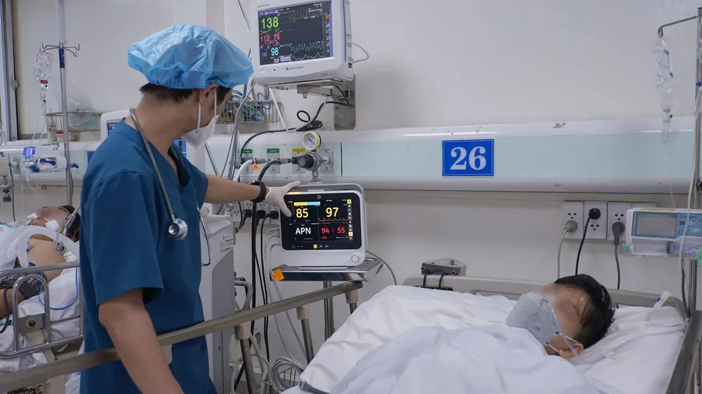 Bác sĩ đang chăm sóc cho bệnh nhân bị ngộ độc rượu
