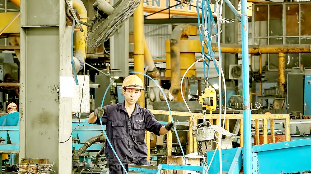 Công nhân Nhà mày ống thép Hòa Phát (KCN Hòa Khánh, quận Liên Chiểu, TP Đà Nẵng) miệt mài làm việc cuối năm. Ảnh: XUÂN QUỲNH