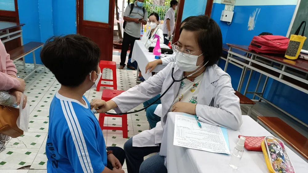 Học sinh Trường THCS Lê Quý Đôn (quận 3, TPHCM) khám sàng lọc sức khỏe tại trường