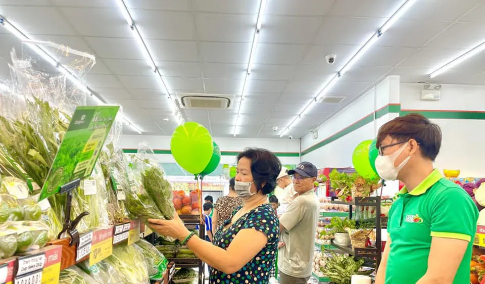 Khách hàng mua sắm tại Co.op Food