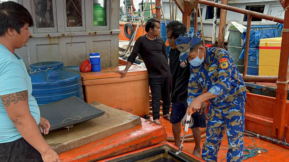 Vùng Cảnh sát biển 4 bắt tàu vận chuyển dầu lậu trên vùng biển Phú Quốc (Kiên Giang). Ảnh: QUỐC BÌNH