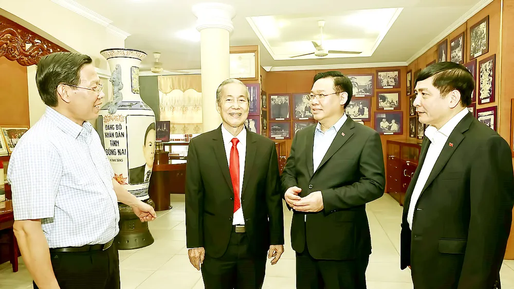 Chủ tịch Quốc hội Vương Đình Huệ với gia đình cố Chủ tịch Quốc hội Nguyễn Hữu Thọ. Ảnh: TTXVN
