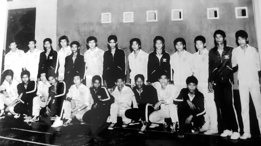 Năm 1986, đội TPHCM có cơ hội tranh tài cùng VĐV Campuchia. Ảnh: NVCC