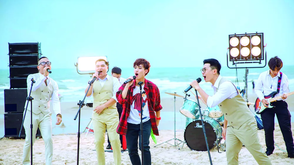 Võ Việt Phương biểu diễn cùng nhóm MTV