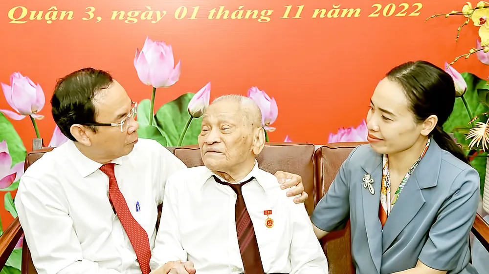 Bí thư Thành ủy TPHCM Nguyễn Văn Nên chúc mừng đồng chí Nguyễn Thọ Chân nhận huy hiệu 85 năm tuổi Đảng vào ngày 1-11-2022. Ảnh: VIỆT DŨNG