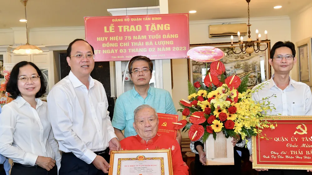 Phó Bí thư Thành ủy TPHCM Nguyễn Hồ Hải trao Huy hiệu 75 năm tuổi Đảng cho đồng chí Thái Bá Lượng. Ảnh: VIỆT DŨNG