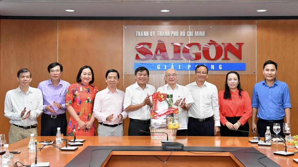 Trưởng Ban Tuyên giáo Thành ủy TPHCM Phan Nguyễn Như Khuê thăm Báo SGGP nhân dịp năm mới. Ảnh: VIỆT DŨNG