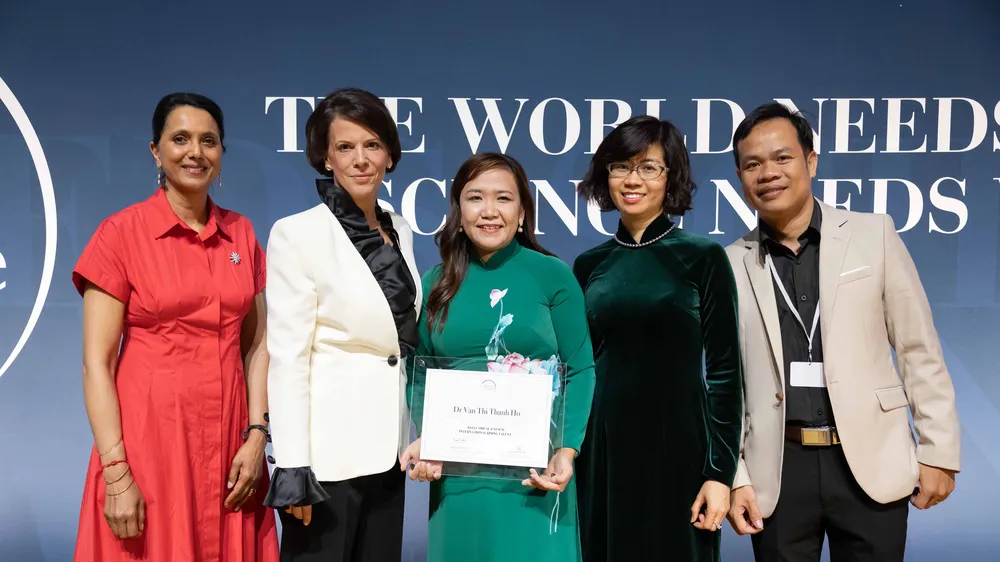 PGS - TS Hồ Thị Thanh Vân (giữa) nhận Giải thưởng Nhà khoa học trẻ tài năng quốc tế 2022