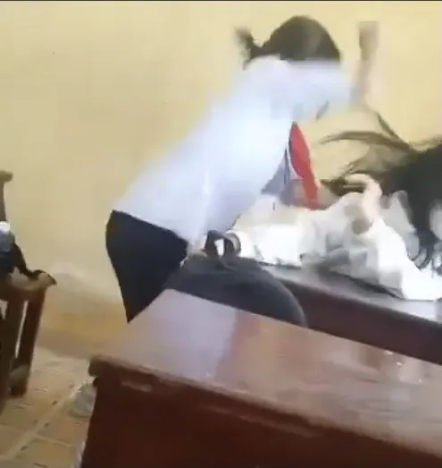 Đình chỉ học tập 1 năm đối với nữ sinh lớp 6 đánh bạn