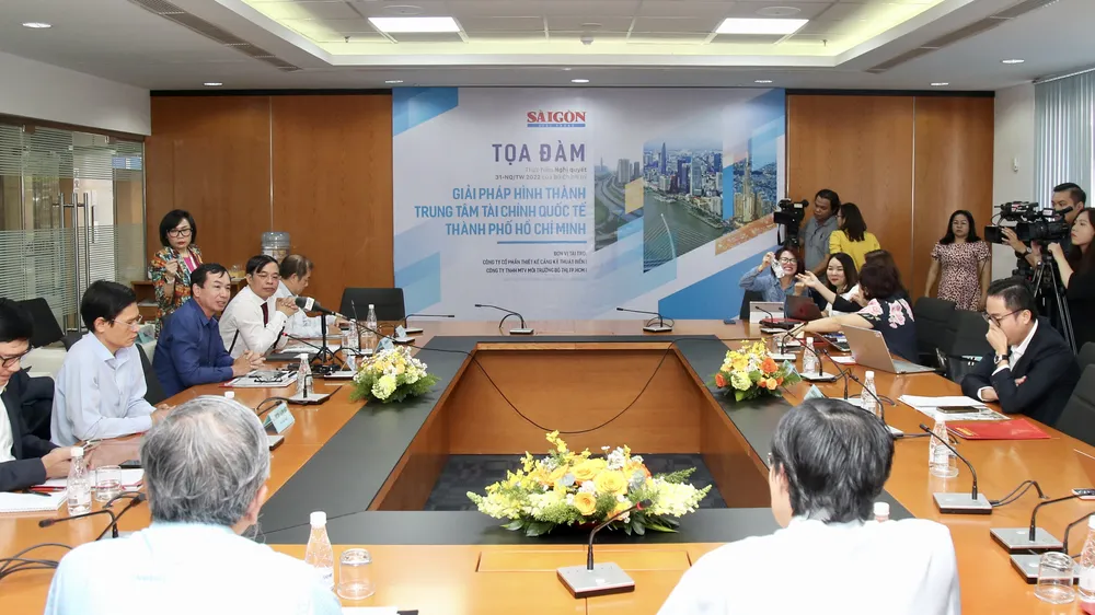 Tọa đàm “Giải pháp hình thành trung tâm tài chính quốc tế TPHCM” đang diễn ra tại trụ sở Báo SGGP. Ảnh: HOÀNG HÙNG