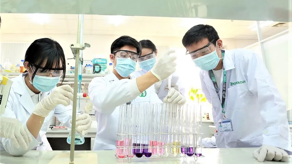 Sinh viên ngành Công nghệ sinh học, Trường ĐH Quốc tế (ĐH Quốc gia TPHCM) trong giờ học thực hành