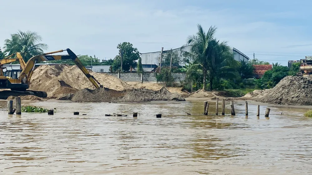 Một điểm khai thác cát nằm ven sông Hậu trên địa bàn An Giang bị sạt lở nghiêm trọng