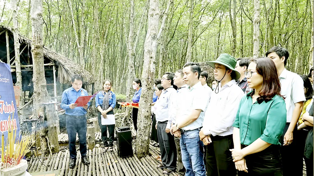 Buổi sinh hoạt ngoại khóa tại Di tích lịch sử chiến khu Rừng Sác Cần Giờ là một trong những hoạt động về nguồn của CLB Tiếp bước quận 7. Ảnh: THU HƯỜNG
