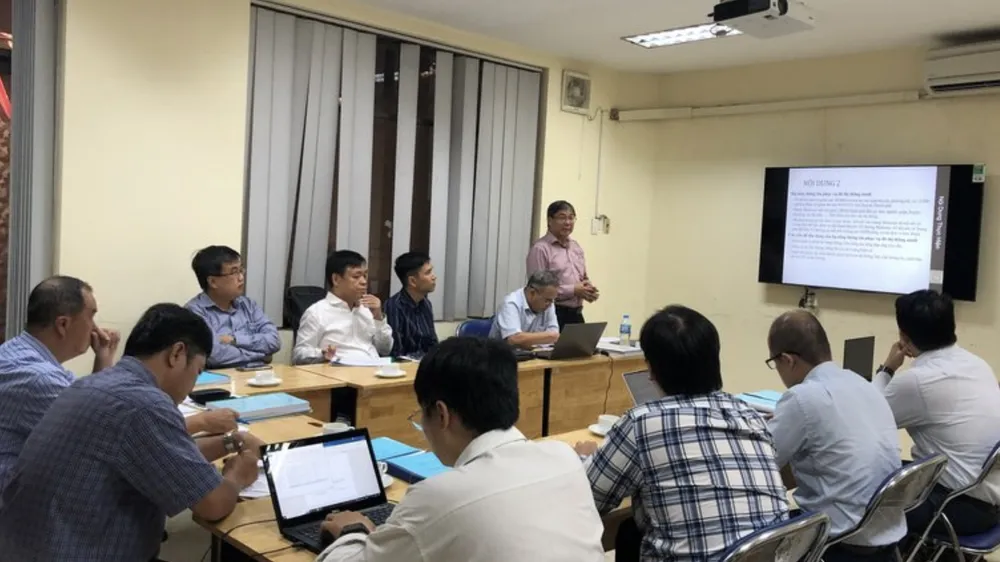 TS Tân Hạnh và nhóm nghiên cứu báo cáo kết quả triển khai đề tài “Mạng băng rộng cho thành phố thông minh” trước Hội đồng tư vấn nghiệm thu nhiệm vụ KH-CN