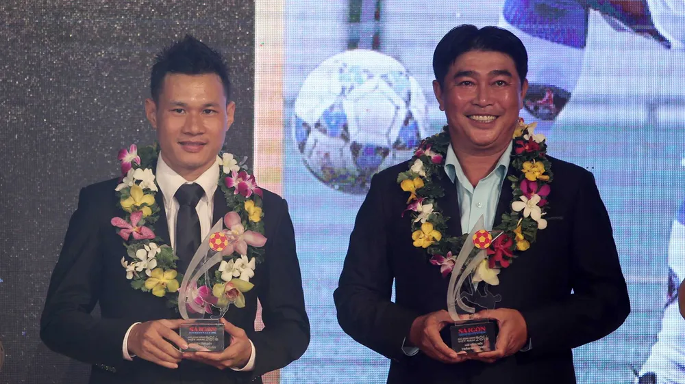 Cựu danh thủ Trần Minh Chiến (phải) được tôn vinh tại Giải thưởng Quả bóng vàng Việt Nam