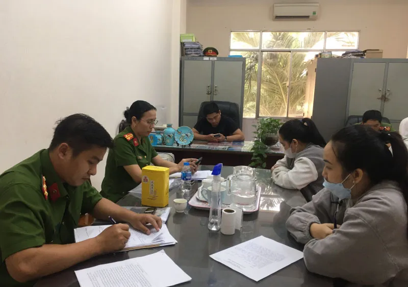 Công an làm việc với các đối tượng trong băng nhóm đòi nợ thuê