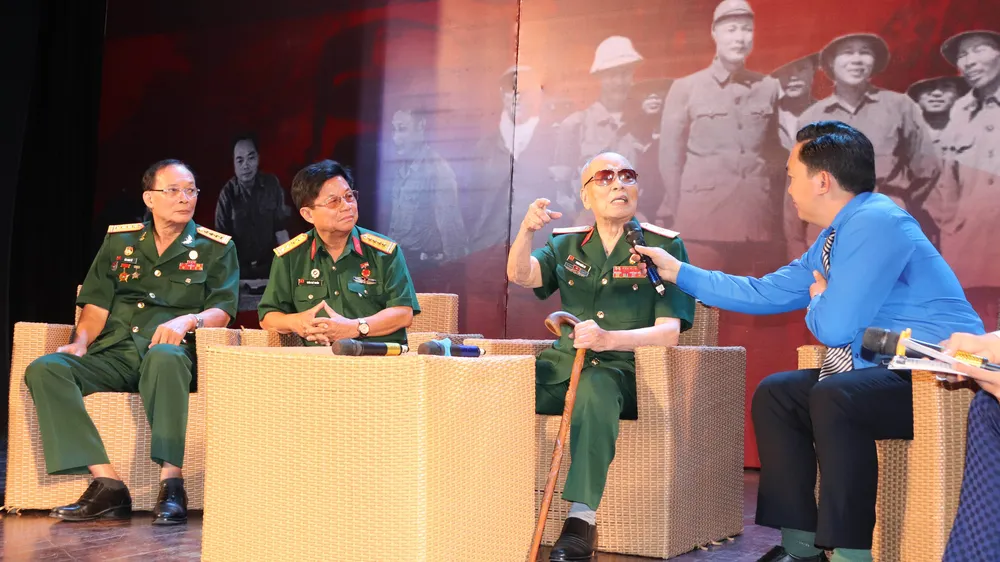 Thiếu tướng Phan Khắc Hy (thứ 2 từ phải sang) chia sẻ về kỷ niệm trong 10 năm công tác cùng Trung tướng Đồng Sỹ Nguyên