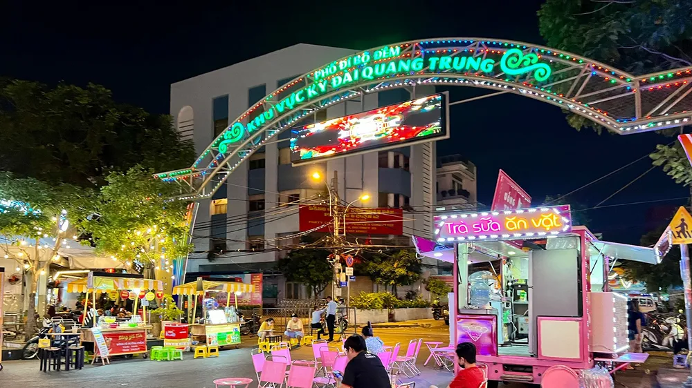 Phố đi bộ Kỳ đài Quang Trung (quận 10, TPHCM) vắng khách, dù khu vực ăn uống được bố trí thông thoáng. Ảnh: DŨNG PHƯƠNG