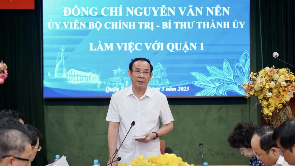 Bí thư Thành ủy TPHCM Nguyễn Văn Nên phát biểu kết luận buổi làm việc với Ban Thường vụ Quận ủy quận 1 về chỉnh trang đô thị, vệ sinh môi trường trên địa bàn. Ảnh: HOÀNG HÙNG