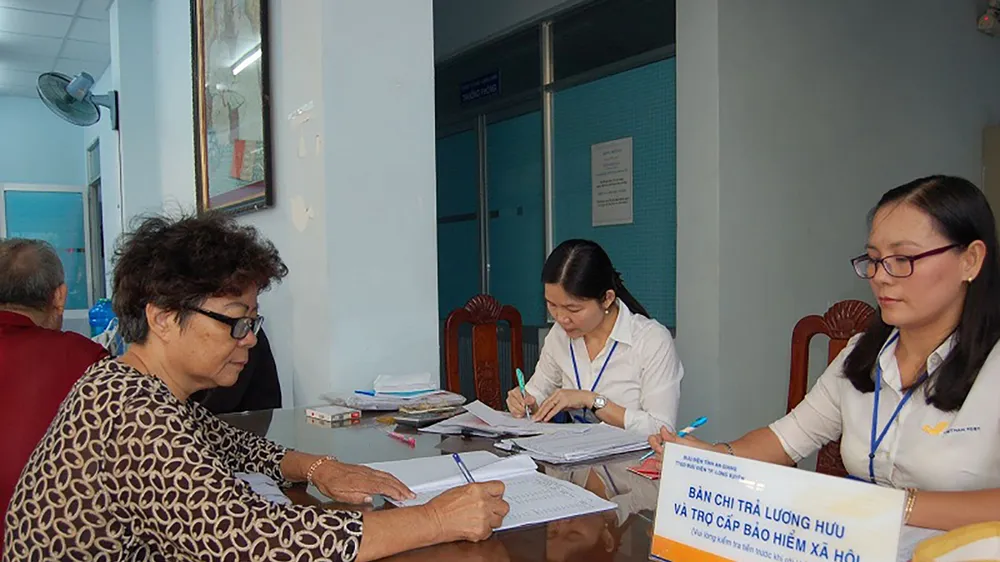 Cán bộ hưu trí phường Bến Nghé, quận 1, TPHCM nhận lương hưu
